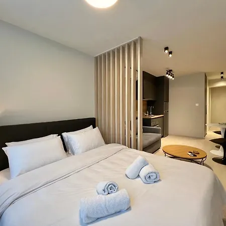 Aura V6 Outdated Apartment *