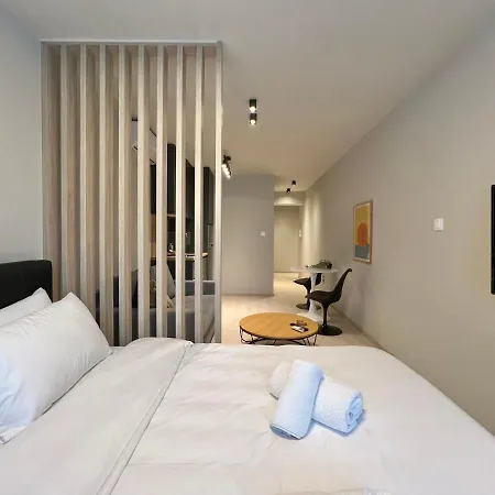 Aura V6 Outdated Apartment Thessaloniki