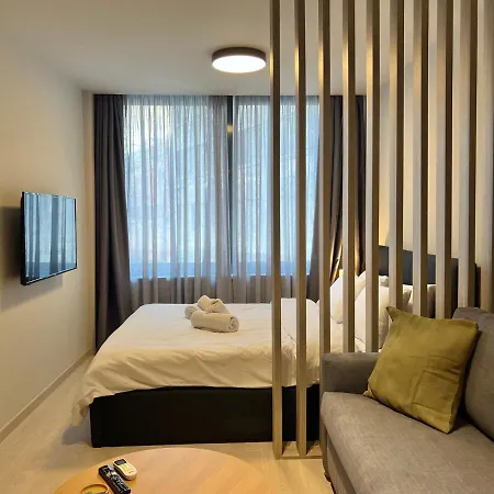 Aura V6 Outdated Apartment *